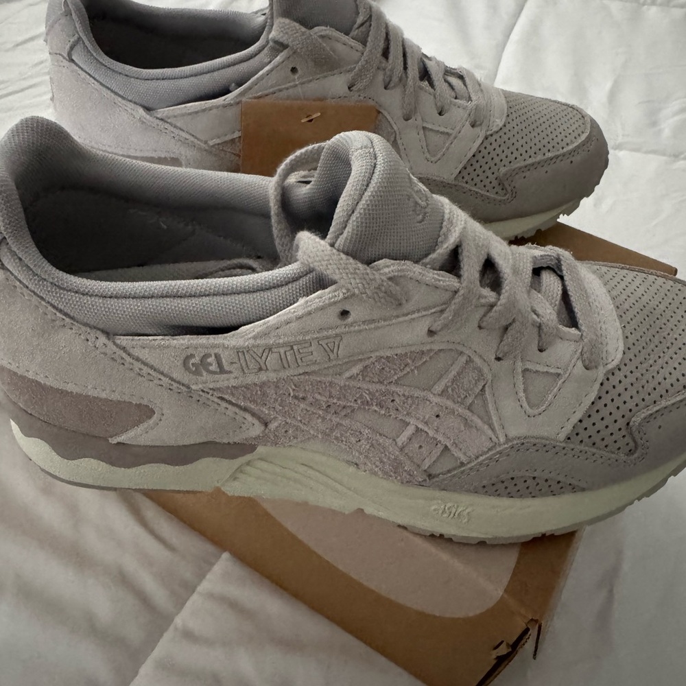 NIB Asics Light Gray Athletic Shoes - Picture 2 of 4
